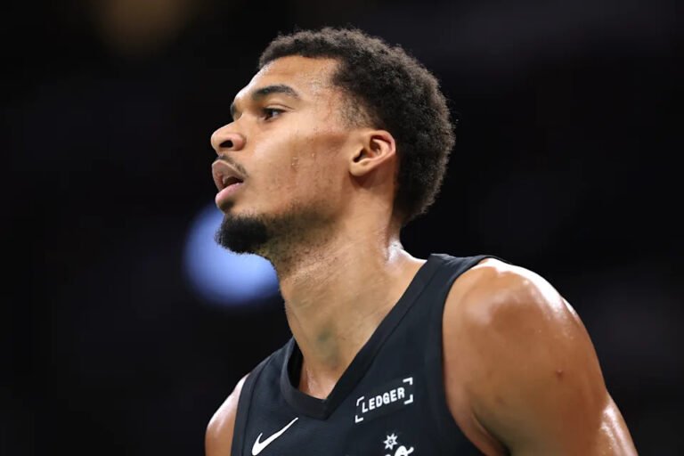 Victor Wembanyama limps to locker room from Spurs-Knicks with apparent leg injury